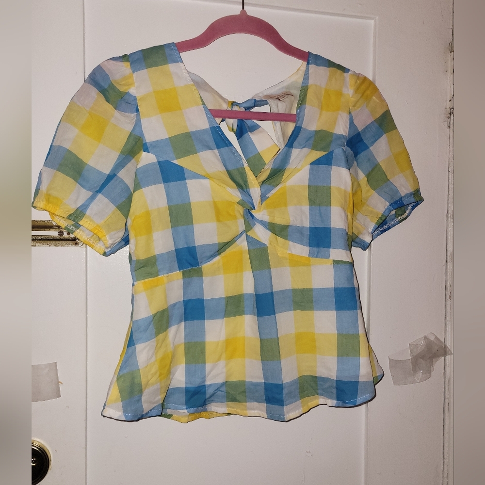 Skies are blue,white and yellow Gingham  top short sleeve